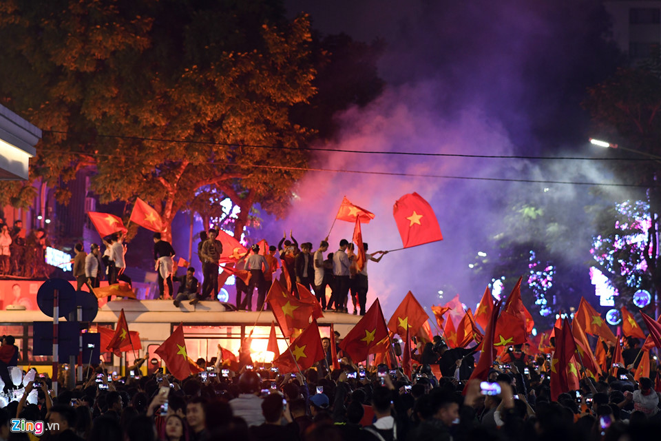 CĐV quá khích nhảy nóc xe buýt ăn mừng bóng đá U23 Việt Nam